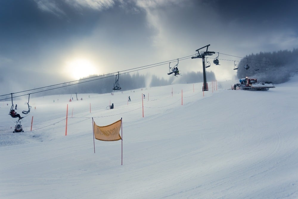 Bienvenue à Ax 3 Domaines, la perle des Pyrénées beautiful-landscape-alpine-ski-slope-with-working-ski-lift