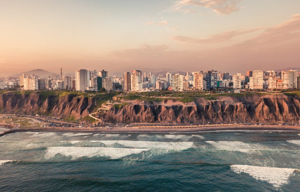 Lima, la capitale fascinante du Pérou road near body of water and buildings at daytime