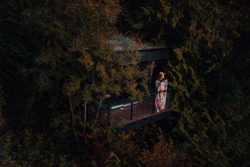 L’échange de maisons en France : tout ce qu’il faut savoir woman in red and white plaid dress shirt standing on brown wooden bridge
