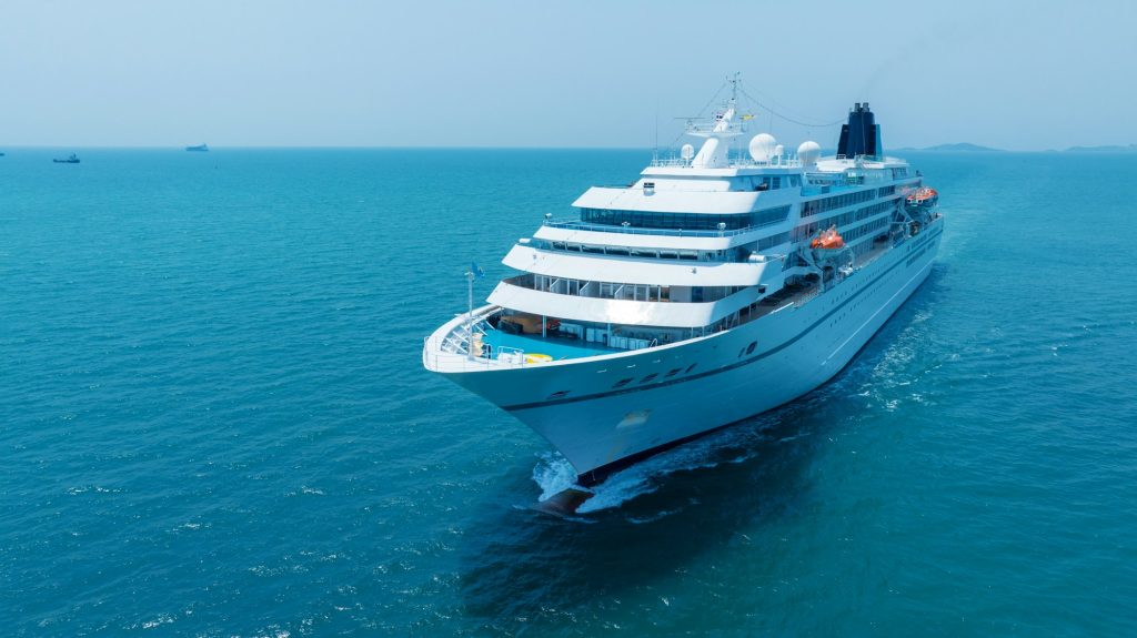 Croisière en famille : cap sur l’aventure, même avec un bébé Cruise Ship, Cruise Liners beautiful white cruise ship above luxury cruise in the ocean