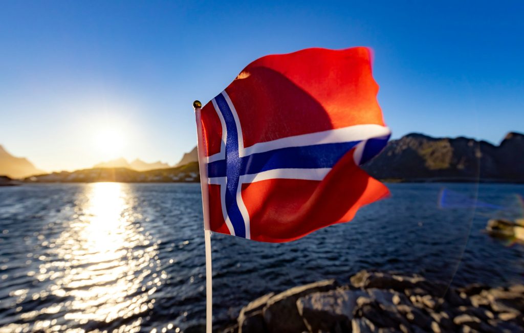 Voyage en Norvège : une aventure inoubliable Norway Flag. Beautiful Nature Norway natural landscape.
