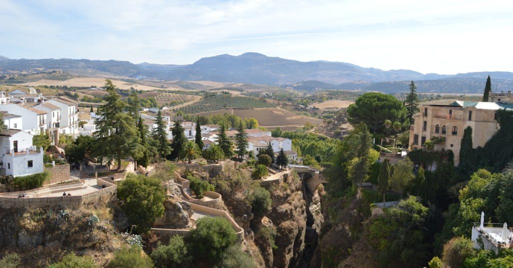 découvrez ronda, une charmante ville andalouse perchée sur des falaises spectaculaires, offrant des vues imprenables, un riche patrimoine historique et une culture vibrante. explorez ses célèbres ponts, ses ruelles pittoresques et savourez la gastronomie locale.