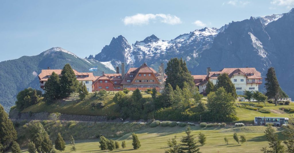 découvrez les majestueuses alpes, une aventure au cœur des montagnes offrant des paysages à couper le souffle, des activités de plein air variées et une richesse culturelle inégalée. parfaites pour les passionnés de ski, de randonnée ou simplement pour les amoureux de la nature.