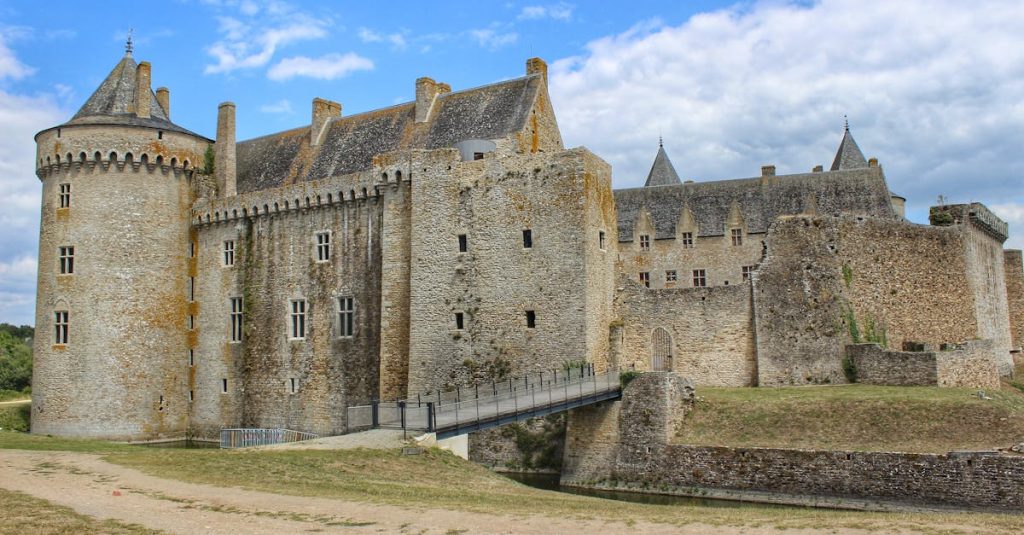 découvrez le morbihan, un département breton riche en patrimoine naturel et culturel. explorez ses paysages côtiers, ses charmants villages et ses sites historiques, tout en profitant de la gastronomie locale. parfait pour des vacances en famille ou des escapades entre amis !