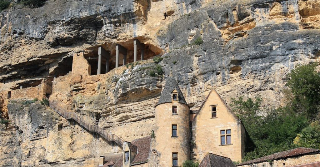 découvrez la dordogne, une région riche en patrimoine, paysages enchanteurs et gastronomie savoureuse. explorez ses charmants villages, ses châteaux médiévaux et profitez d'activités de plein air au cœur de la nature. parfait pour des vacances détente ou des aventures en famille.