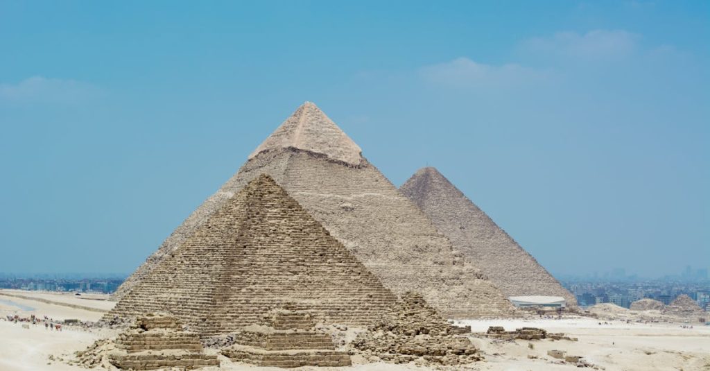 explorez l'égypte, terre des pharaons et des pyramides, où l'histoire rencontre la modernité. découvrez les merveilles du nil, les temples antiques et la richesse culturelle qui font de ce pays une destination inoubliable.