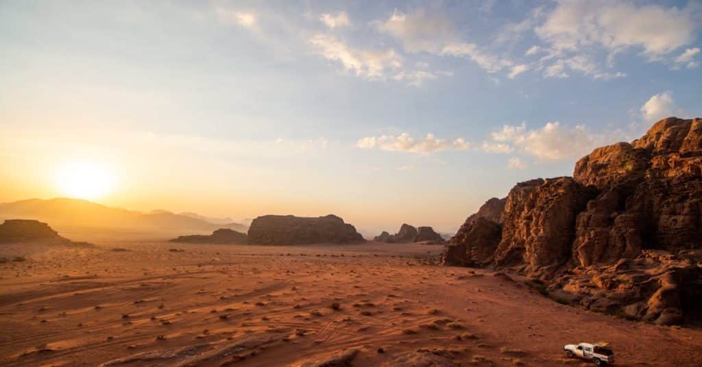 découvrez l'univers captivant de jordan, entre légende du basketball, culture streetwear et innovations sportives. plongez dans l'histoire de cette marque emblématique et trouvez la paire de sneakers qui vous définira.