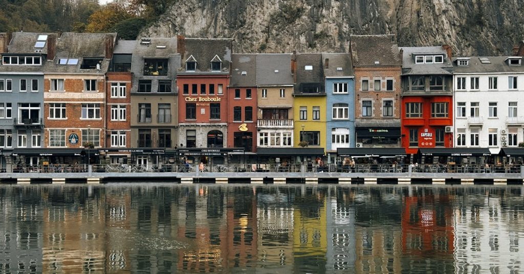 découvrez la wallonie, une région riche en patrimoine culturel, paysages pittoresques et gastronomie savoureuse. explorez ses charmantes villes, ses pistes cyclables et ses traditions authentiques. partez à l'aventure au cœur de la nature et laissez-vous séduire par l'hospitalité wallonne.