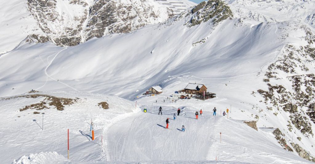 Skier en Suisse : top 5 des stations familiales à découvrir découvrez les meilleures stations de ski familiales pour des vacances inoubliables dans la neige. profitez d'activités variées, d'infrastructures adaptées aux enfants et de paysages magnifiques pour des moments mémorables en famille.