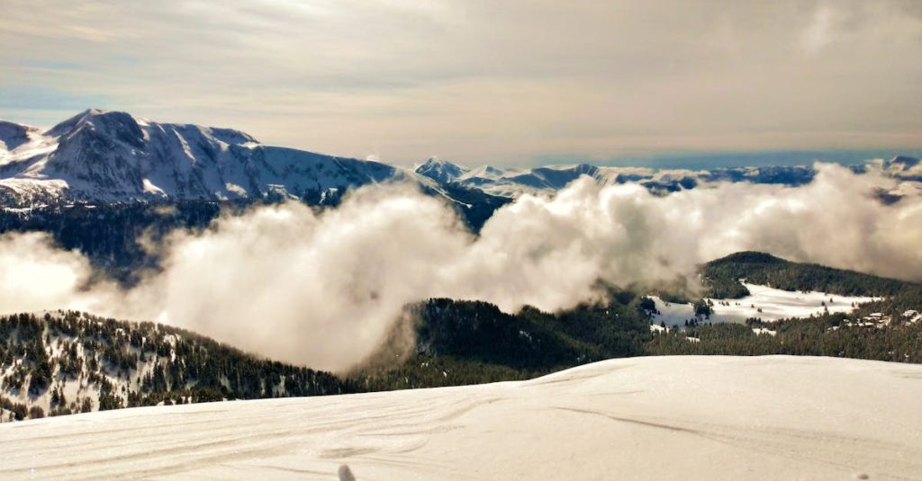 découvrez chamrousse, une station de ski emblématique des alpes française, offrant des panoramas à couper le souffle, des pistes adaptées à tous les niveaux, et une multitude d'activités en pleine nature. profitez d'un séjour inoubliable au cœur des montagnes, que ce soit pour le ski, la randonnée ou simplement la détente.