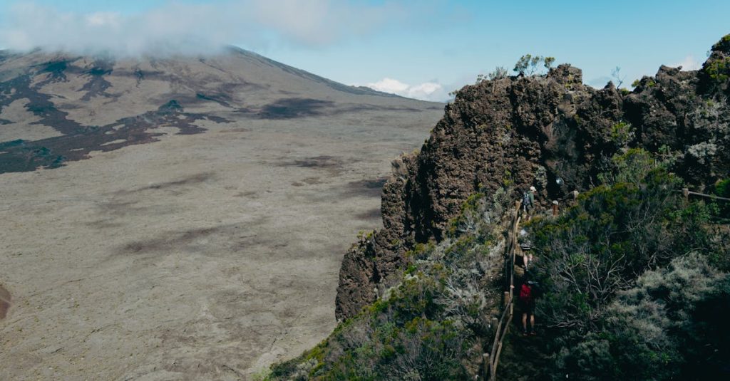 découvrez l'île de la réunion, un paradis tropical au cœur de l'océan indien. explorez ses paysages à couper le souffle, ses volcans majestueux, ses plages idylliques et sa culture vibrante. parfait pour les aventuriers et les amateurs de nature, la réunion vous promet une expérience inoubliable.