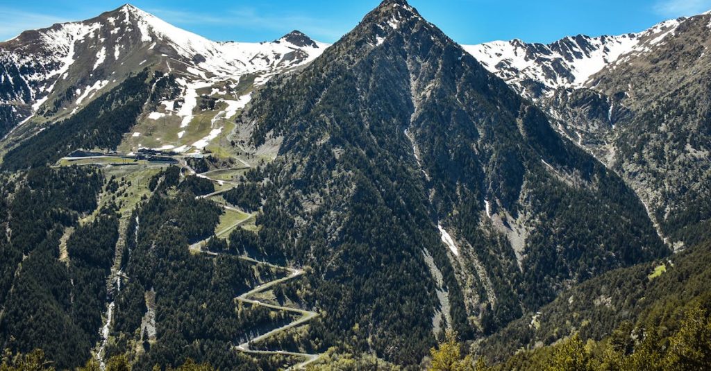 découvrez andorre, la charmante principauté nichée dans les montagnes des pyrénées. explorez ses paysages à couper le souffle, ses stations de ski renommées, et sa culture unique tout en profitant d'une expérience de shopping détaxé. andorre vous offre une évasion idyllique entre nature et aventure.