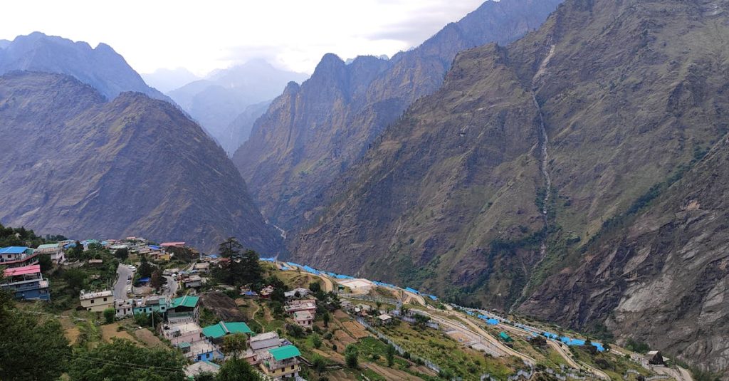 découvrez la vallée de roya, un écrin de nature époustouflant niché entre montagnes et rivières. explorez ses paysages à couper le souffle, ses villages pittoresques et ses sentiers de randonnée. parfait pour les amoureux de la nature et les aventuriers en quête de tranquillité et d'authenticité.