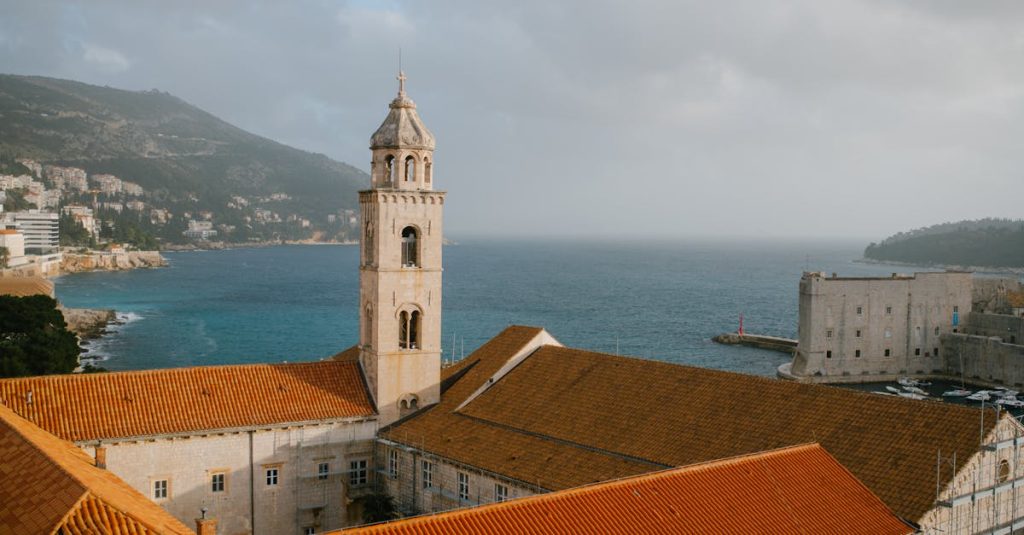 Visiter Dubrovnik : mes belles trouvailles en 2 jours découvrez dubrovnik, la perle de l'adriatique, réputée pour ses magnifiques remparts médiévaux, ses ruelles pavées et son ambiance méditerranéenne unique. explorez son riche patrimoine culturel, ses plages ensoleillées et sa gastronomie raffinée au cœur de la croatie.