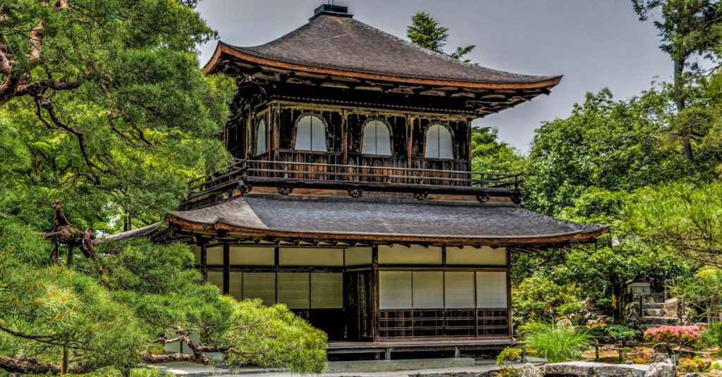 découvrez kyoto, la ville emblématique du japon, célèbre pour ses temples historiques, ses jardins zen apaisants et ses traditions culturelles enrichissantes. plongez dans l’atmosphère unique de cette destination fascinante où modernité et héritage s’entremêlent.