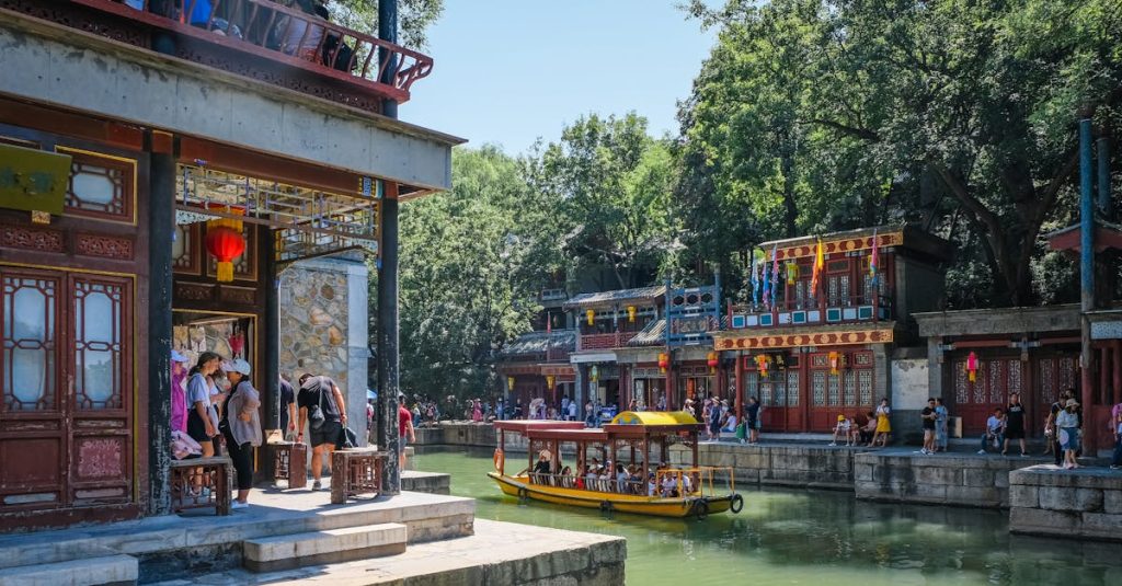 découvrez beijing, la capitale emblématique de la chine, où tradition et modernité se rencontrent. explorez ses attractions incontournables, sa riche histoire, sa cuisine délicieuse et sa culture vibrante.