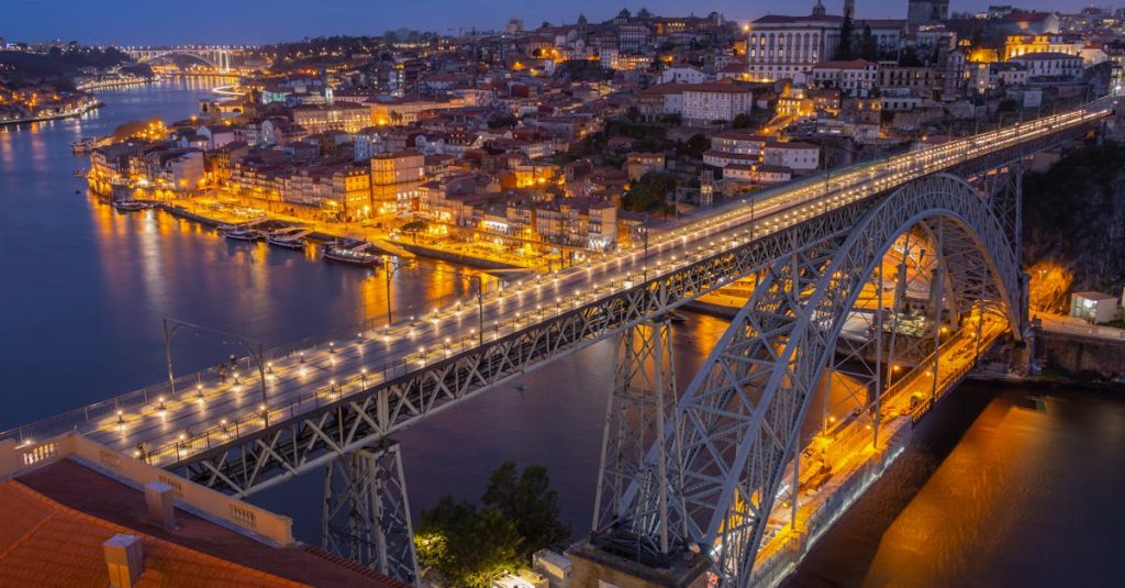 découvrez porto, la charmante ville portugaise connue pour son vin, ses rues pavées et son riche patrimoine culturel. explorez ses monuments historiques, ses rives du fleuve douro et savourez la gastronomie locale dans une ambiance accueillante et chaleureuse.