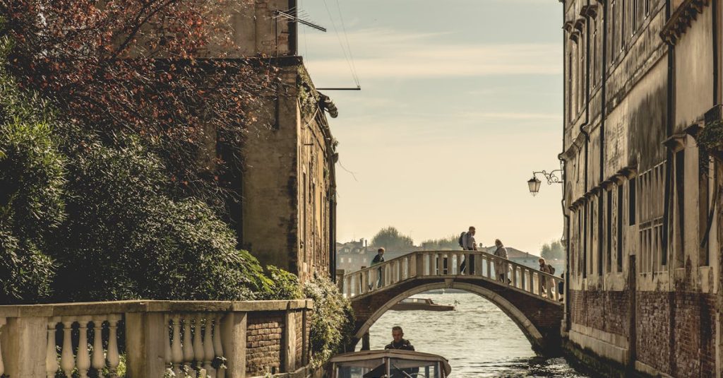 découvrez la magie de venise, la ville des canaux. plongez dans son riche patrimoine culturel, admirez ses belles gondoles et ses magnifiques places. explorez les incontournables comme la place saint-marc, le palais des doges et bien plus encore. venise vous attend pour une expérience inoubliable!