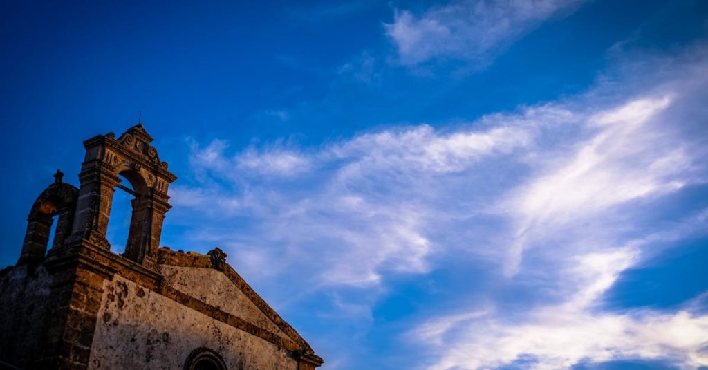 découvrez la sicile, une île enchanteresse de la méditerranée, riche en histoire, culture et paysages à couper le souffle. explorez ses plages dorées, ses sites archéologiques emblématiques et savourez une cuisine méditerranéenne inoubliable.