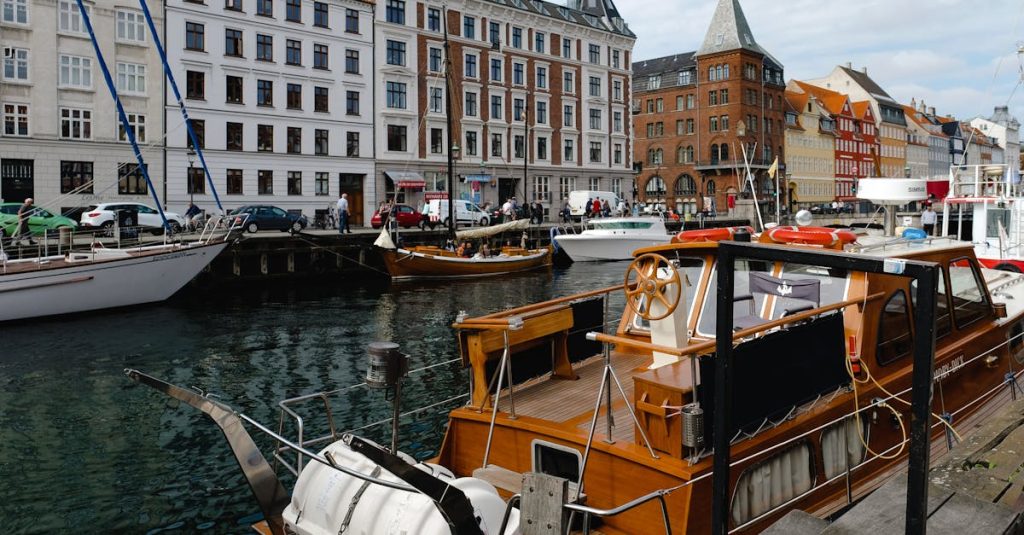 découvrez le danemark, un pays nordique riche en histoire, culture et paysages fascinants. explorez ses villes pittoresques comme copenhague, admirez ses châteaux majestueux, et plongez dans la tradition viking tout en savourant la cuisine danoise. un voyage inoubliable vous attend !