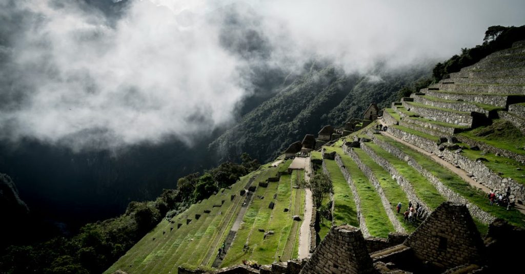 Visiter le Machu Picchu et Cuzco : un itinéraire de 10 jours au Pérou découvrez machu picchu, l'ancienne cité inca nichée dans les andes péruviennes. explorez ses ruines majestueuses, admirez les paysages à couper le souffle et plongez dans l'histoire fascinante de cette merveille du monde.