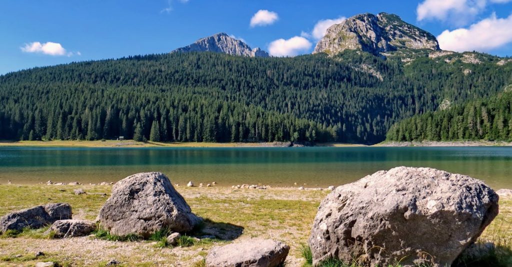 Visiter le Montenegro : que voir et que faire absolument ? découvrez le montenegro, un pays aux paysages à couper le souffle, où les montagnes majestueuses rencontrent des plages idylliques. explorez sa riche histoire, sa culture dynamique et ses parcs nationaux époustouflants, tout en savourant une délicieuse cuisine locale. idéal pour les aventuriers et les amateurs de détente.
