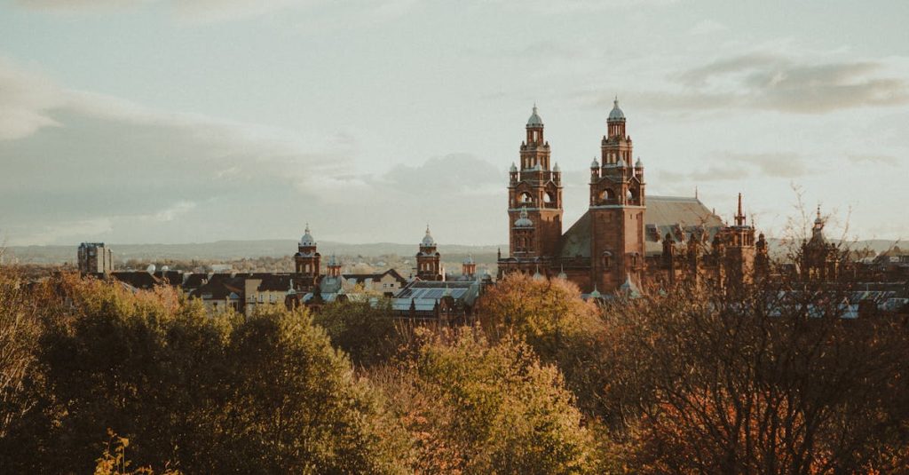 découvrez l'écosse, un pays riche en histoire, en paysages époustouflants et en culture vibrante. explorez ses châteaux majestueux, ses lochs mystérieux et ses montagnes majestueuses, tout en vivant une expérience unique entre traditions celtiques et modernité. partez à l'aventure dans les highlands et goûtez à la célèbre gastronomie écossaise.