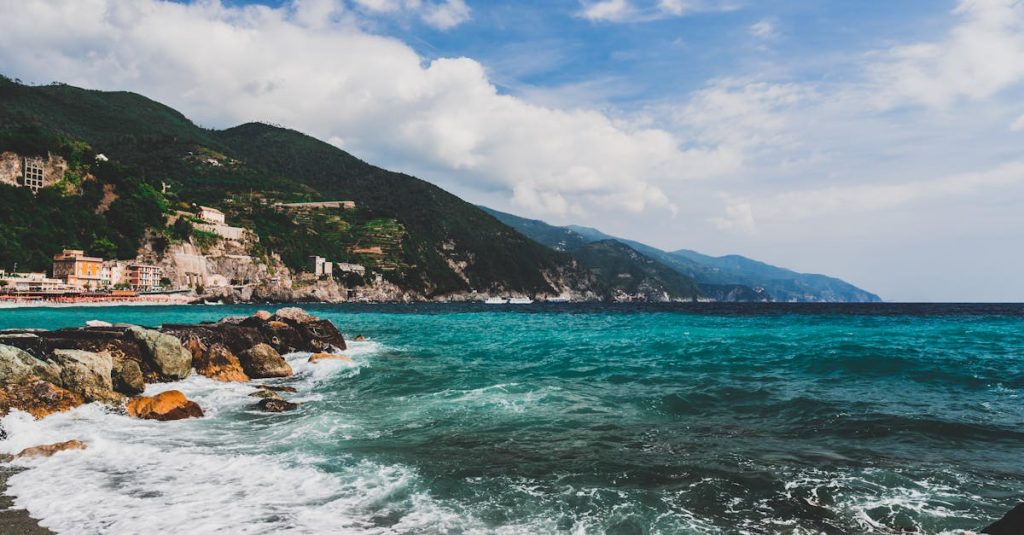 découvrez les cinque terre, un joyau de la côte ligure en italie, avec ses villages colorés perchés sur des falaises escarpées, ses paysages à couper le souffle et ses sentiers de randonnée pittoresques. parfait pour les amoureux de la nature et de la culture!