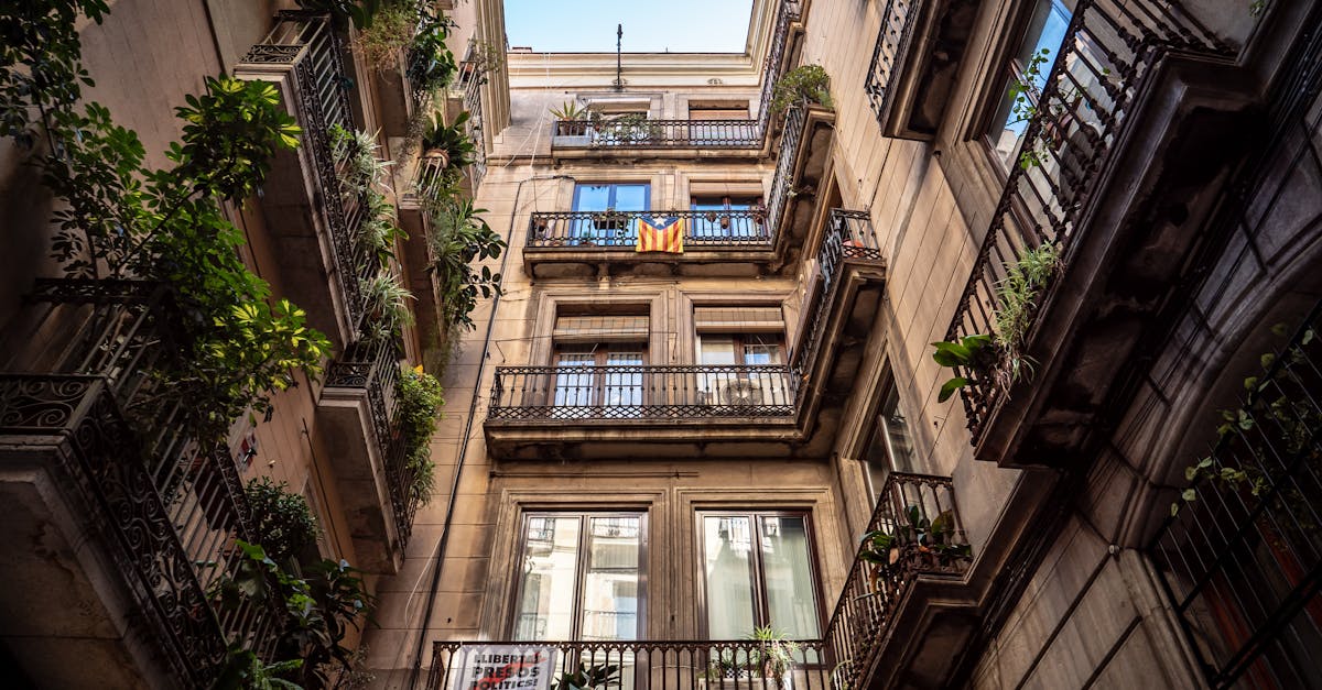 découvrez barcelone, une ville vibrante alliant culture, architecture et plages méditerranéennes. explorez des merveilles comme la sagrada familia, promenez-vous dans le parc güell et savourez la gastronomie catalane dans ses charmantes ruelles.