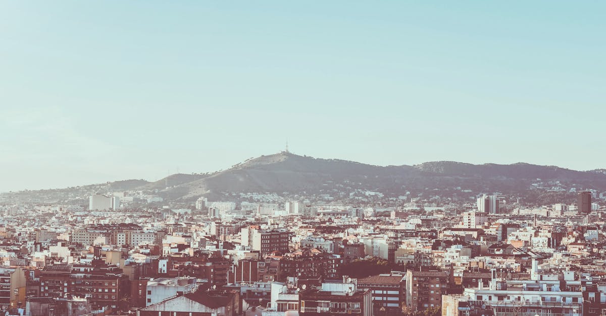 découvrez barcelone, une ville ensoleillée mêlant culture vibrante, architecture spectaculaire et plages idylliques. explorez les merveilles de gaudí, dégustez des tapas savoureuses et imprégnez-vous de l'ambiance méditerranéenne unique.