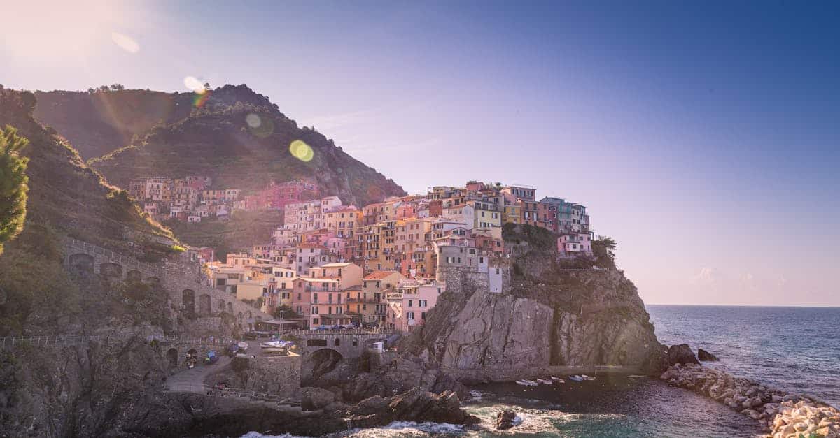 découvrez les cinque terre, un trésor de la côte italienne, avec ses villages pittoresques, ses paysages à couper le souffle et ses sentiers de randonnée. idéal pour les amoureux de la nature et de la culture, cet endroit enchanteur vous attend pour une expérience inoubliable.