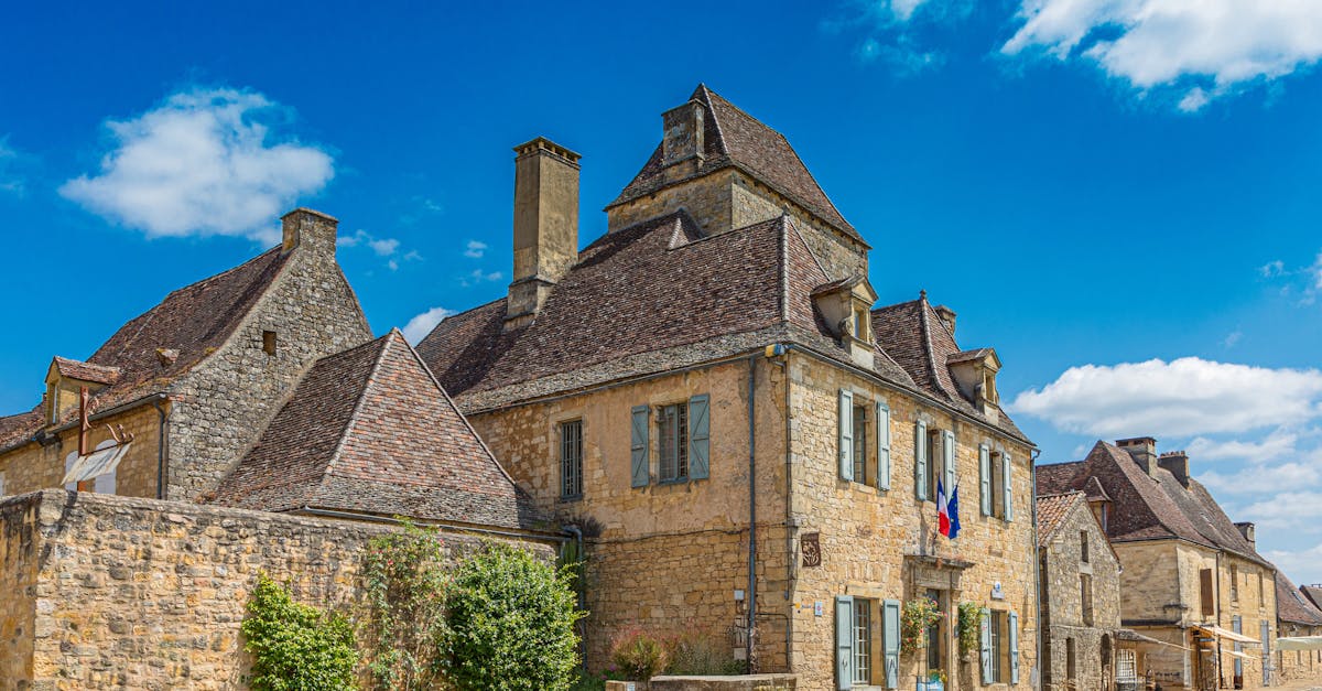 découvrez la dordogne, un département riche en histoire et en paysages pittoresques. explorez ses châteaux majestueux, ses grottes préhistoriques et savourez la gastronomie locale dans un cadre naturel exceptionnel.