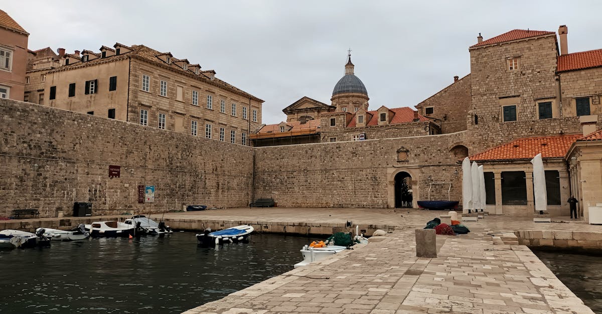 découvrez dubrovnik, la perle de l'adriatique, réputée pour ses magnifiques murs médiévaux, son ambiance envoûtante et ses paysages à couper le souffle. explorez ses ruelles historiques, savourez une cuisine locale délicieuse et profitez des plages ensoleillées. une destination incontournable pour tous les amoureux de voyages.