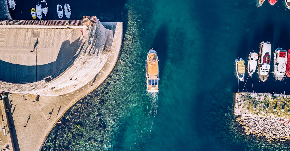 découvrez dubrovnik, la perle de l'adriatique, avec ses charmantes ruelles pavées, ses impressionnantes murailles médiévales et ses paysages à couper le souffle. plongez dans l'histoire et la culture de cette destination incontournable en croatie.