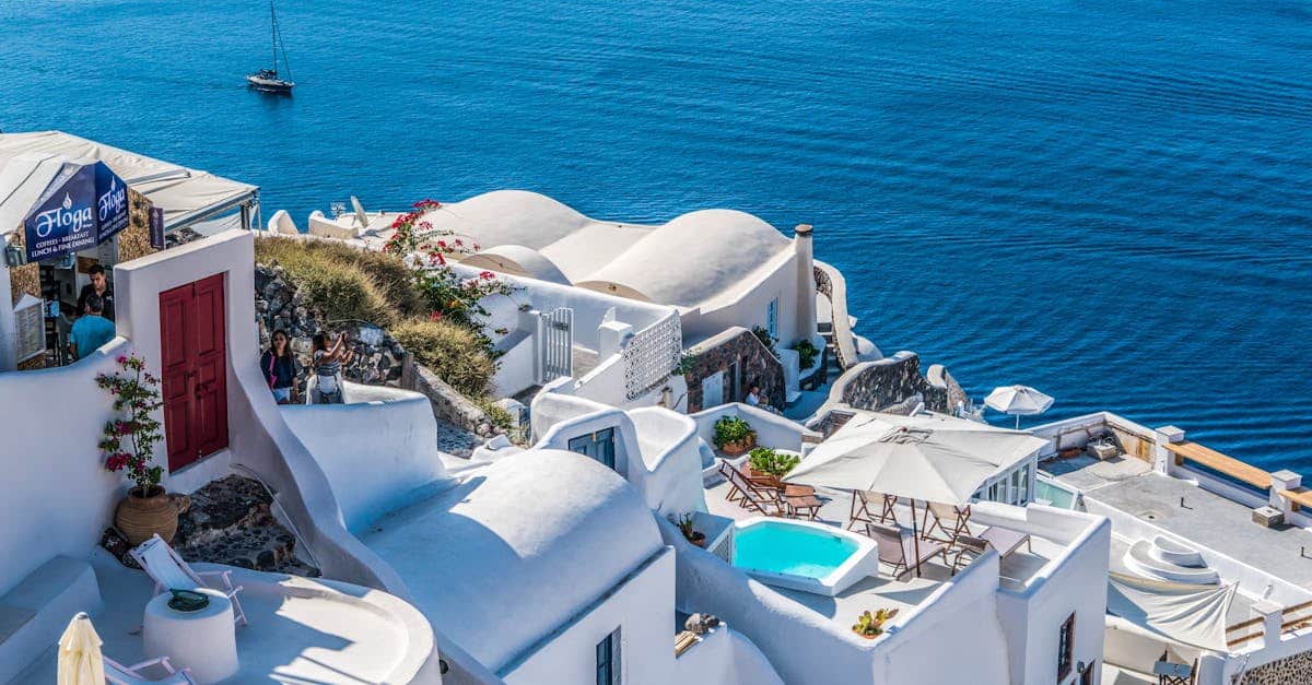 découvrez la beauté envoûtante de la grèce, entre ses paysages à couper le souffle, ses plages paradisiaques et son riche patrimoine culturel. explorez les sites historiques, savourez la délicieuse cuisine méditerranéenne et laissez-vous charmer par l'hospitalité de ses habitants.