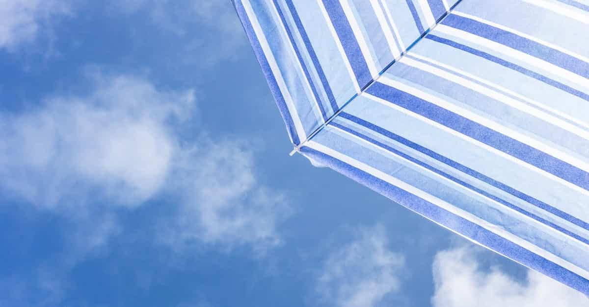 découvrez ibiza, l'île des baléares célèbre pour ses plages ensoleillées, sa vie nocturne électrisante et ses paysages à couper le souffle. partez à l'aventure entre détente, fêtes et culture, et laissez-vous séduire par ce paradis méditerranéen.