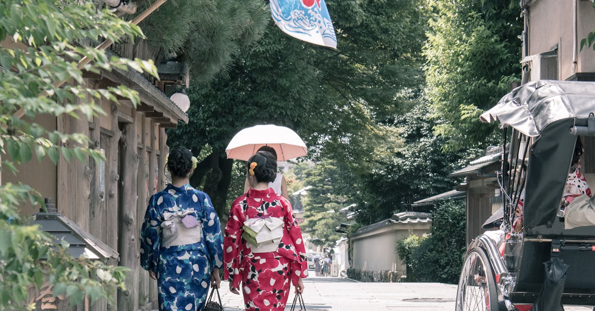 découvrez kyoto, la ville japonaise emblématique célèbre pour ses temples historiques, ses jardins zen apaisants et sa riche culture traditionnelle. explorez les merveilles architecturales, savourer la cuisine locale et plongez dans l'artisanat authentique de cette destination fascinante.