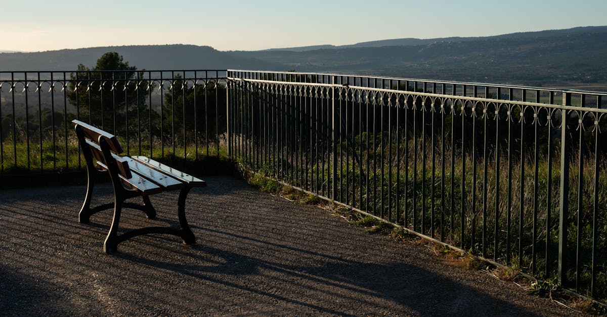 découvrez le luberon, une région pittoresque du sud de la france, célèbre pour ses paysages enchanteurs, ses villages perchés authentiques et ses senteurs de lavande. profitez d'activités en plein air, de la gastronomie locale et d'un riche patrimoine culturel dans ce joyau provençal.