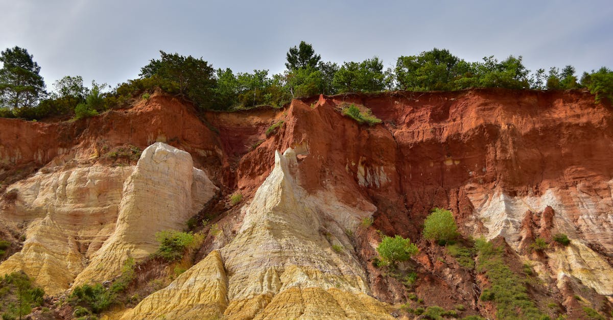 découvrez le luberon, une région pittoresque de provence, célèbre pour ses villages perchés, ses paysages de champs de lavande et ses sentiers de randonnée. plongez dans la beauté authentique de la nature et de la culture provençale.