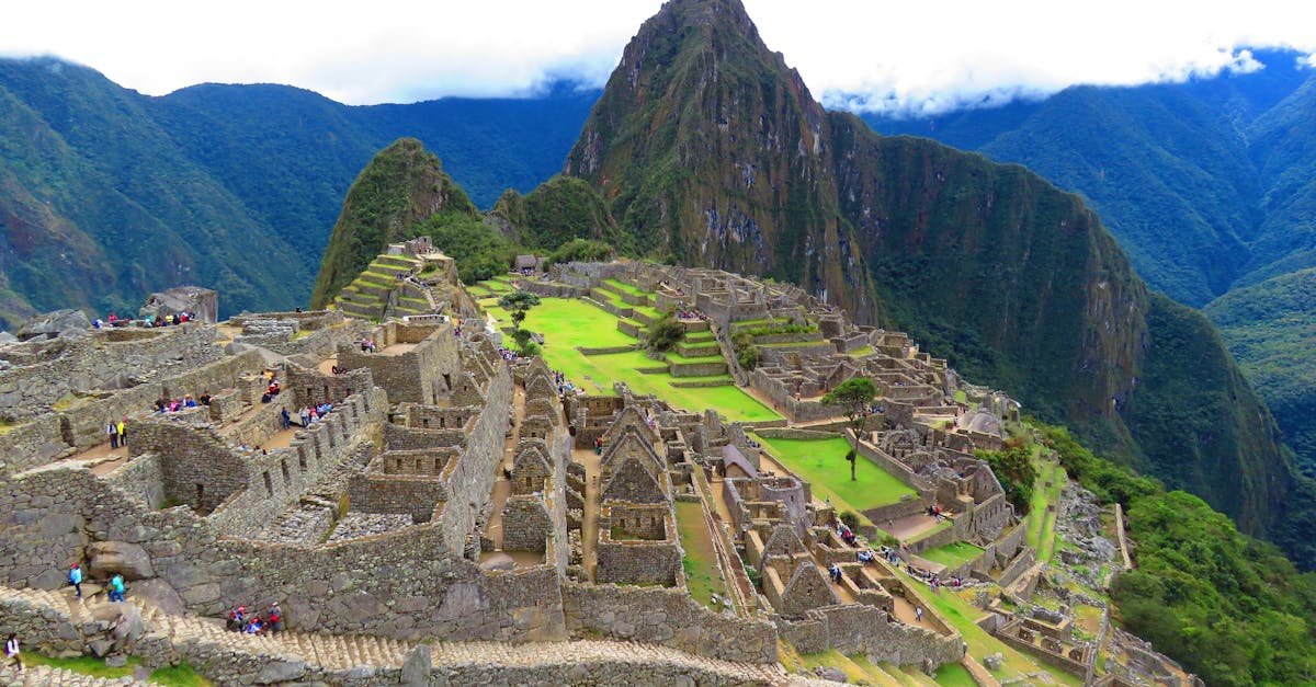 découvrez machu picchu, l'ancienne cité inca nichée dans les andes péruviennes. explorez ses temples fascinants, ses terrasses majestueuses et admirez des panoramas à couper le souffle. un voyage inoubliable au cœur de l'histoire et de la culture inca.