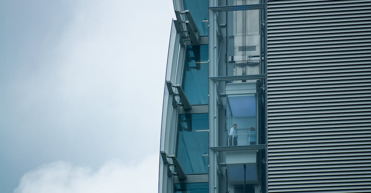 découvrez milan, une ville emblématique d'italie, connue pour sa mode, son architecture fascinante et son riche patrimoine culturel. explorez le duomo, admirez la célèbre œuvre de la cène et plongez dans la vie animée de ses quartiers.