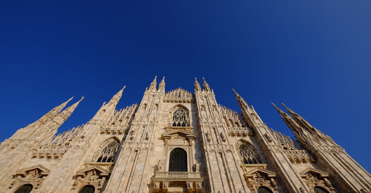 découvrez milan, la capitale de la mode et du design en italie. plongez dans son riche patrimoine culturel, ses musées renommés, et savourez sa délicieuse cuisine italienne. explorez les incontournables comme la cathédrale de milan et le célèbre opéra de la scala.
