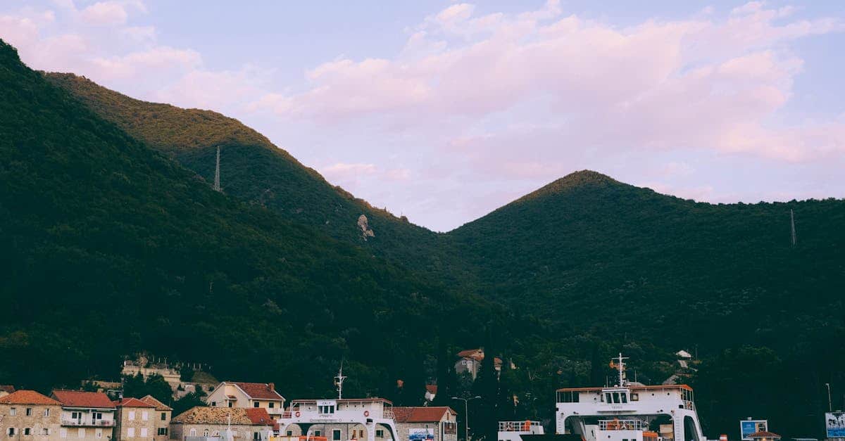 découvrez le monténégro, un joyau des balkans réputé pour ses paysages époustouflants, ses plages idylliques et son riche patrimoine culturel. explorez ses montagnes majestueuses, ses anciennes villes médiévales et ses eaux cristallines pour une escapade inoubliable.
