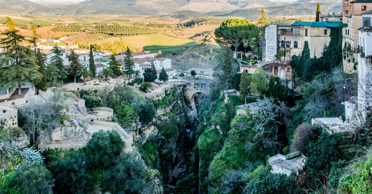 découvrez ronda, une charmante ville andalouse perchée sur des falaises, célèbre pour son impressionnant pont puente nuevo, ses paysages à couper le souffle et son riche patrimoine historique. plongez dans l'authenticité espagnole et profitez d'une expérience inoubliable entre culture et nature.