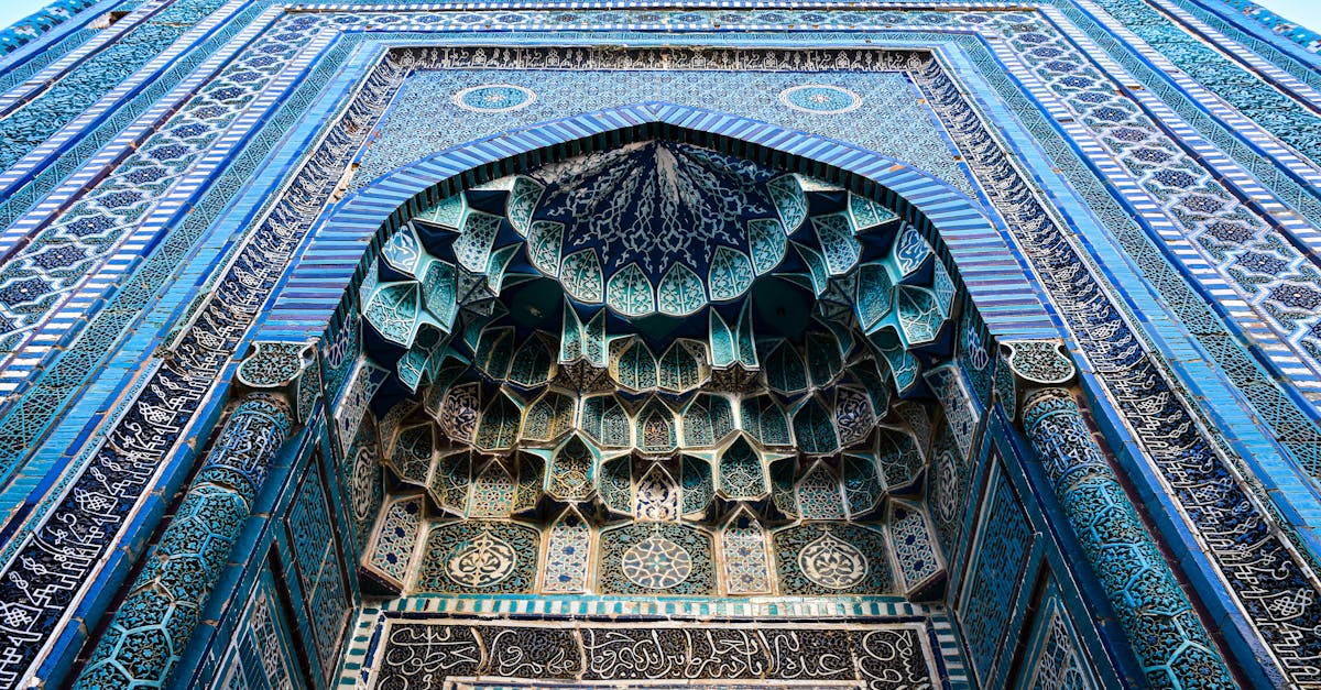 découvrez l'uzbekistan, un pays riche en histoire et en culture, connu pour ses magnifiques villes anciennes comme samarcande et boukhara, ses paysages désertiques impressionnants et son patrimoine architectural unique. plongez dans l'héritage de la route de la soie et explorez une cuisine délicieuse, des traditions captivantes et l'hospitalité chaleureuse de ses habitants.