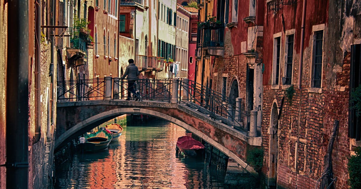 découvrez venice, la ville romantique des canaux, connue pour son architecture magnifique, ses gondoles flottantes et son ambiance unique. explorez ses ruelles charmantes, ses ponts emblématiques et savourez la délicieuse cuisine italienne dans cette destination incontournable.