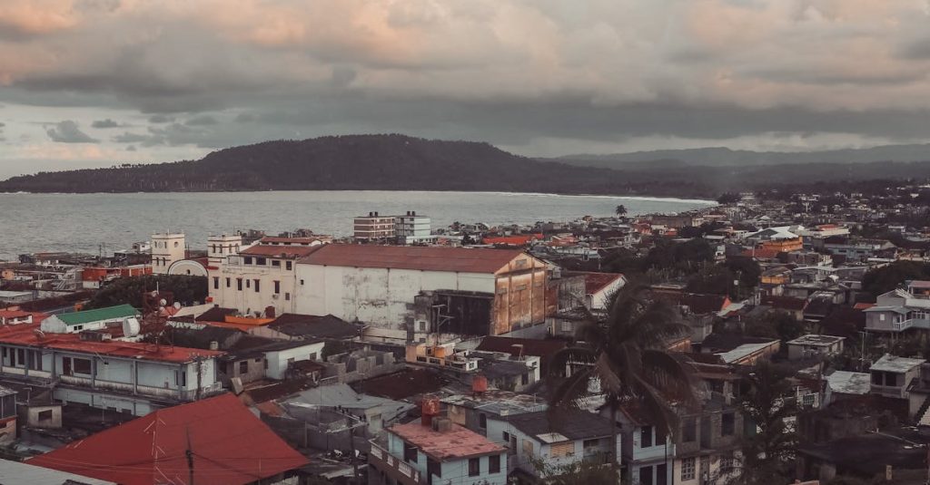 découvrez baracoa, une charmante ville côtière de cuba, célèbre pour sa beauté naturelle, sa culture riche et son histoire fascinante. explorez ses plages idylliques, savourez la cuisine locale et plongez dans l'authenticité de ce joyau caché.