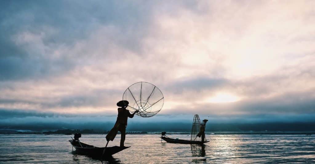 découvrez la richesse culturelle et historique de la birmanie, un pays fascinant d'asie du sud-est, réputé pour ses paysages époustouflants, ses temples majestueux et sa population accueillante. plongez dans l'histoire, la cuisine et les traditions uniques de cette destination encore méconnue.