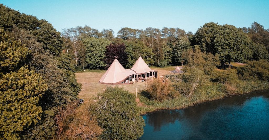 découvrez le monde fascinant des tipis, des habitations traditionnelles des peuples autochtones. plongez dans leur histoire, leur culture et leur construction authentique. idéal pour une expérience immersive en pleine nature ou pour une touche d'originalité dans vos séjours en extérieur.