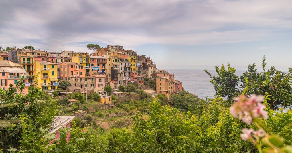 découvrez les cinque terre, un ensemble de cinq villages pittoresques nichés sur la côte ligurienne en italie. admirez les paysages à couper le souffle, les maisons colorées surplombant la mer, et profitez des sentiers de randonnée, de la gastronomie locale et des plages idylliques. une destination parfaite pour les amoureux de la nature et de la culture!